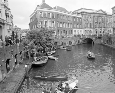 103060 Gezicht op de Stadhuisbrug en de Oudegracht te Utrecht, tijdens de Watermanifestatie (met fotospeurtocht te ...
